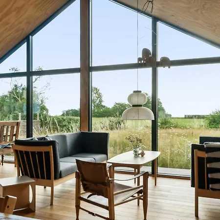 Personal And Inventive Family House In Сasa de vacaciones